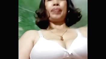 MBBG đang quay video để gửi thì chồng về