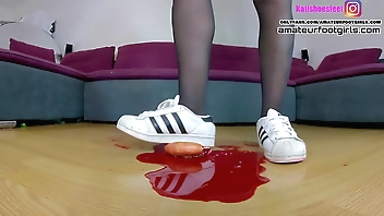 Kati Crush Trample various things, vegetables, fruit, eggs ... with sneakers, high heels, ballerinas and barefoot