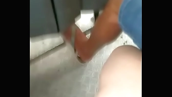 Coroa deixou pegar na buceta dela