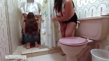 Enfermera encuentra al doctor follando con una paciente en el baño del hospital / PARTE 1 / NicoleLondrawer / Chiquicandy