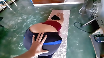 Instructor de yoga confianzudo visto en primera persona (real pov sex)