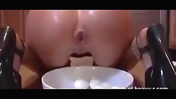 Galinha botando ovos