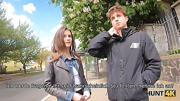 HUNT4K. Naiver Junge für Bargeld erlaubt erfahrenen Jäger, seine Freundin zu ficken