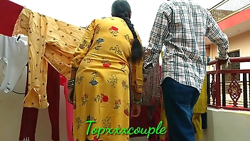 छत पर कपड़े सुखाने गई देसी भाभी को पकड़कर चोद ड़ाला