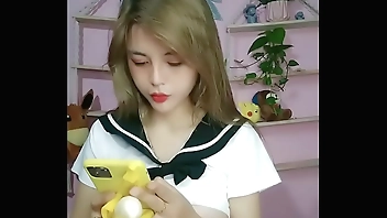 卡哇伊长相甜美青春嫩妹腰细胸大诱惑，撩起衣服露大白美乳，性感短裙揉搓嫩穴掰开，翘起美臀扭动非常诱人