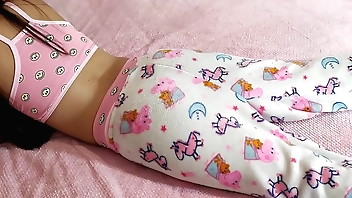 मेरी उत्तेजक सुंदर भतीजी घर पर अकेले गुलाबी कपड़े पहने - मेरे बिगाड़ने वाले चाचा मेरे साथ अजीब चीजें करते हैं जब मैं अपने कमरे में अकेला होता हूं