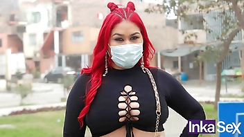 सुपर बस्टी वेनेज़ुएला फॉल्स में एक युवा पेरूवियन के साथ प्यार करता है इसलिए वह उसे बकवास कर सकता है और उसके स्तन पर स्खलन कर सकता है