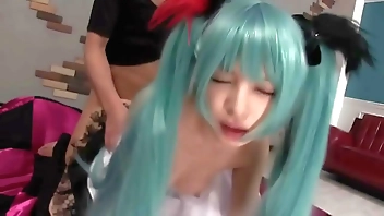 Comendo a novinha de Cosplay da Miku