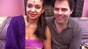 नई भारतीय प्रेमिका Groupa एक अश्लील फिल्म करने के लिए सहमत हैं