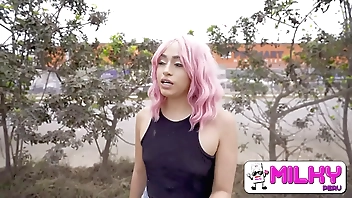 Sasha is a party cheerleader who receives financial aid in exchange for being fucked, a Peruvian meets hot challenges in public.