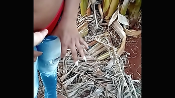 Vizinho pauzudo esperou os pais da  sair e veio enfiar sua rola grosa ate o talo