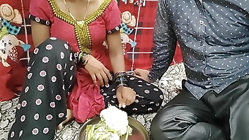 इंडियन मेड सब्जी काट रही तब उसका साहब आया और उसको जबरदस्त चोदा