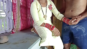 मालकिन की जवान बड़ी बेटी को किचन स्टैंड पर चोदा