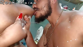 Acabou a água Toma banho de leite!   Fist,amamentação adulta,greluda e lactação