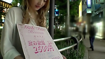 関西弁が可愛いド派手な金髪ギャルを捕獲！！見た目に寄らず丁寧に舐め上げるフェラチオといやらしすぎる動きで攻める4次元手コキは必見！！感度抜群のスレンダーボディをガタガタと震わせてイキ狂い潮吹き絶頂！！中出しされても物足りず「もう終わりなん？？」とおねだりする関西弁ギャルに萌えまくり！！2連続大量発射！！