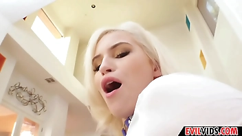 वह एक खिलौने की तरह है