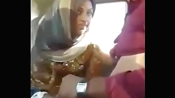 Maa ki bahen ko choda car mei