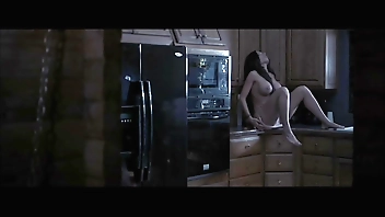 Aria London - Deadly Crush - 2018 - Follada por un fantasma en la cocina - Tremenda MILF con tremendas tetas follando con el hombre invisible