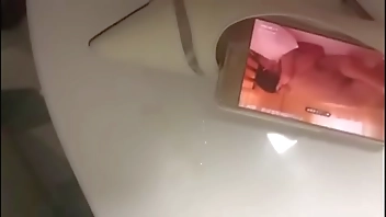 邻居男孩射进我的高跟鞋