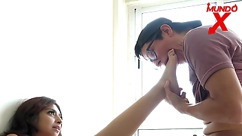 वह संगरोध में काम करता है और उसका सचिव उसे चोदना चाहता है, वह स्थिति का फायदा उठाता है और उसे बहुत मेहनत से चोदता है MUNDOXXX.COM