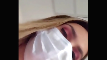 Abaxando as calcas no aeroporto .... mostrando a ppkinha... quer ver??. Bolivianamimi.tv