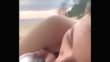 Vũ Thị Anh Thư trên bãi biển