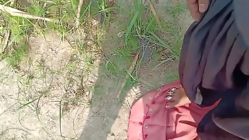 गांव वाली गर्लफ्रेंड की चूची दबा दबा कर चूत का पानी निकाल दिया