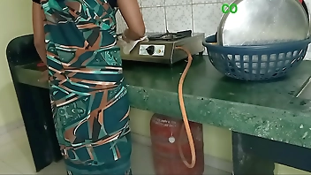 रूम में बुला रहा था मुझसे रहा नहीं गया किचन में जाकर चुदाई कर डाली