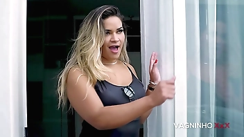 Fodi a amiga gostosa da minha namorada que me flagrou batendo uma punheta em casa Vagninho e Luna Oliveira