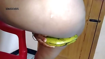 मस्त फिगर वाली भाभी फोन पर पति से बात करने के बाद मूठ मारते