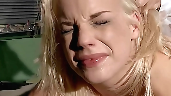 भव्य नर्स लारा, ब्लैकमेलिंग के बारे में सजा पाती है। भाग 2।