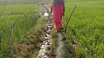 खेत मे खुले आम चुदवा रही राधिका भाभी
