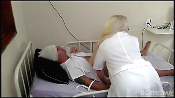 नर्स अस्पताल के एक मरीज के साथ चुदाई करती है