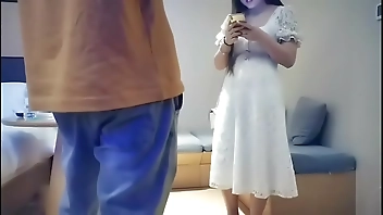 中国外围女暗拍直播-白裙妹子，舔背乳推口交上位骑乘大力猛操 ev