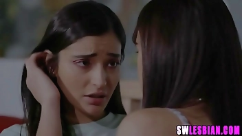 माँ और सुंदर श्यामला लड़की