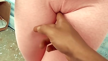 एक खेत में छुट्टी पर मैं पड़ोसी की बेटी को चोदने के लिए मना लेता हूँ