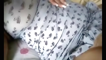 Esposa gordinha do Corno me manda video esfregando sua bucetona molhada e peluda