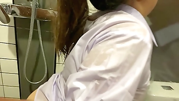 น้องม.ปลาย นมใหญ่มาก โดนเย็ดในห้องน้ำ