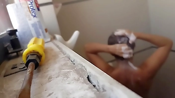 bella cuñada colombiana bañandose se da cuenta