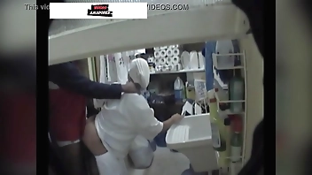 Motoboy faz sexo com faxineira de restaurante entre uma entrega e outra