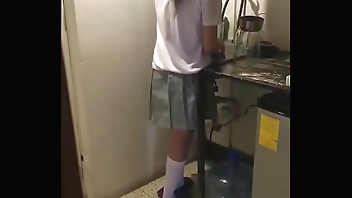 a mi MEDIA-HERMANA LAVANDO los TRASTES y Aprovecho para COGER Mientras no Hay NADIE en CASA! COGIENDO con mi LINDA Media-Hermana ESTUDIANTE Cuando llega de la ESCUELA Mientras Está LAVANDO los TRASTES, Aprovecho que Estamos SOLOS !