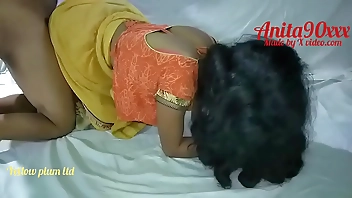 Indian Anita bhabi ko kuteya banaker choda yellow saree me