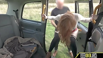 इस हॉट लड़की के दो बड़े स्तन हैं