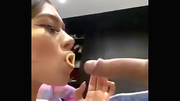 Mi vecina me chupa la verga 1/2