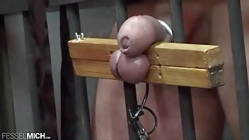 CBT Hodenfolter mit Hodenpranger im Käfig gefesselt ausgepeitscht gequält in der Zelle Sklavenverhör peinigung Qual