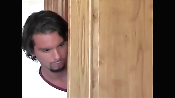 hijo espia a su madre y se la folla