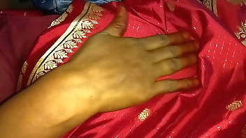 बालों वाली माँ बिस्तर में हस्तमैथुन करती है