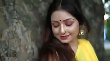 Very sexy girl show her sexy body