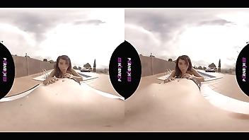 VR La vecina joven del quinto ninfomana entra en la piscina comunitaria cachonda y quiere follar en el exterior POV latina porno en español realidad virtual by PORNBCN 4K