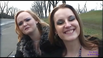 Due amiche aspettano l'autobus e una delle due accetta dei soldi per scopare nel bosco